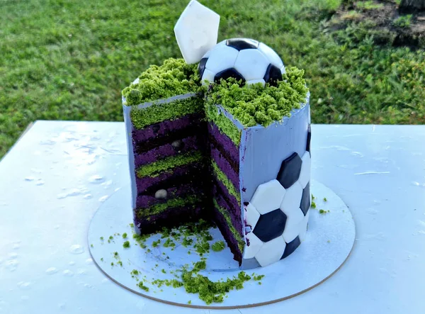 Futbolcu Çocuk Futbol Topuyla Pasta Yiyor Tepesine Yeşil Taş Serpiştirilmiş — Stok fotoğraf