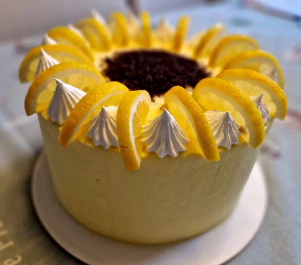 Zitronen Baiser Kuchen Ist Eine Schicht Weicher Feuchter Zitronenkuchen Gefüllt — Stockfoto