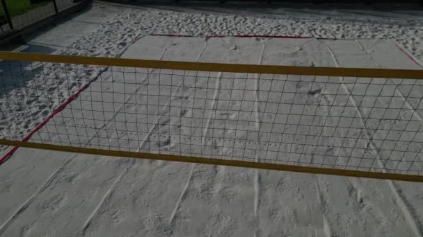 白色沙滩排球场 白色柔软的沙丘 以网围起来 运动场的线条是用蓝色的塑料带子做成的 — 图库视频影像