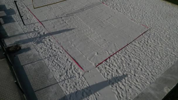 Vit Sand Beachvolleybollplan Vita Mjuka Sanddyner Inhägnade Med Nät Spelplanen — Stockvideo