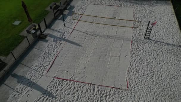 ホワイトサンドビーチバレーボールコート 白い柔らかい砂丘は網でフェンスで囲まれていた 競技場のラインは青い繊維プラスチック製のストラップで作られています — ストック動画