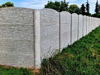 Ses geçirmez duvar, beton, gözenekli tırtıklı malzemeden yapılmış. Metal kirişlere gömülmüş gri bloklardan oluşan bir çit. Trafik gürültüsü bahçesi ve yerleşim alanı. Kudüs 'ün korunması, roket