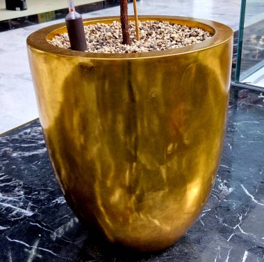 Açık hava restoranı için konik saksının içi için altın rengi. Gezinti güvertesindeki masalar. Kapalı alandaki bitkiler hidroponik kapta. Su seviyesi göstergesi, parlak metal yüzey. Otel