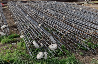 Kaynak yığınları için bir makinede takviye sepetleri üretimi. Binaların, köprülerin, yolların temellerinin uzunlamasına çelik çubuklar. Yeraltındaki depoya yerleştirilirler. beton