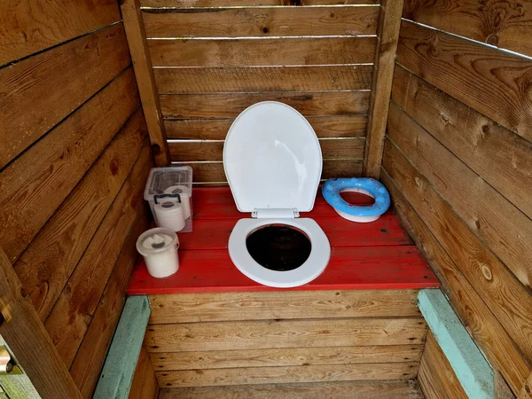 Toiletartikelen Het Kinderkamp Raad Voor Ontlasting Vergister Zit Vol Vliegen — Stockfoto