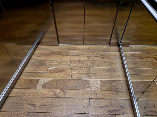 Nerezový Výtah Interiér Kabiny Podlahou Tvrdého Dřeva Zrcadlovým Obložením Zábradlí — Stock fotografie
