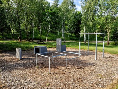 Parkour yeni bir spor. Amacı, etkin bir şekilde hareket etmeyi ve çevredeki çeşitli engelleri aşmayı öğrenmektir. Parktaki çocuklar ve yetişkinler için oyun parkı, zıpla, zıpla, tırmanma, tırmanma parkı