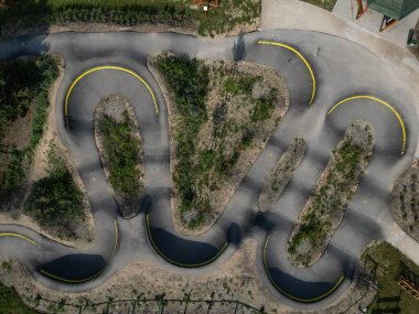 Otoparktaki bisiklet yolu Pompalama (aşağı yukarı hareket etmek) pedal çevirmek ve zıplamak yerine bisiklet, scooter, kaykay ve büyük pompa pisti boyunca dahili patenleri hareket ettirmek için kullanılır.