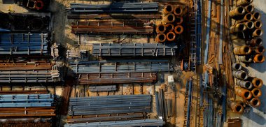 Yapısal çelik depo. Makara ve makaralardaki kablolar. Köprüler ve yüksek binalar için beton kablolar. iş tekniği. İstasyondaki paslı çubuklar