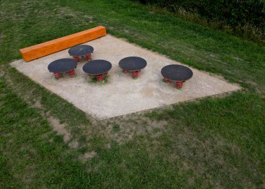 Tahta şeklinde bir trambolin. Zemin ve plaka arasında kırmızı çelik yaylar var. Yerin üstünde, kışın, karla kaplı bir yerden diğerine atlamak mümkündür.