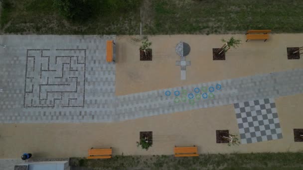 Bangku Prisma Kayu Oak Taman Untuk Pengeringan Kayu Yang Lebih — Stok Video