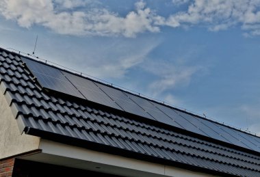 Fotovoltaik ev güneş panelleri sadece güneşli olduğunda çalışır. Kar ve düşük sıcaklıklarda performans katlanarak azalır. büyük silikon çatı ögeleri