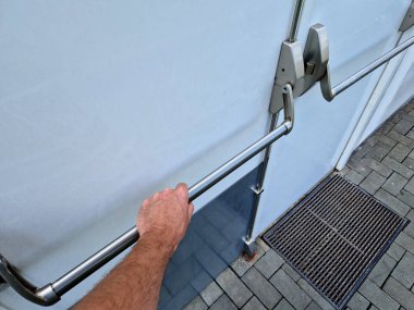 Mağazanın arka kapısı ya da kapı kolu olan bir depo. Tahliye kapısı kolu, panik yangın düğmesi. Tehlike anında tek yapman gereken yatay itmek ve itmek.,