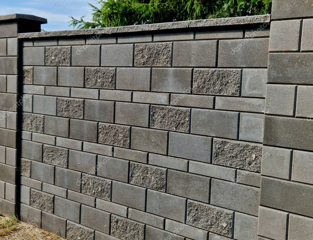 Muro De Contención Del Ladrillo Con El Mortero, La Hierba Verde Y El  Hormigón Manchados Suciedad Imagen de archivo - Imagen de pared, aspecto:  145721841, image size:1023x787