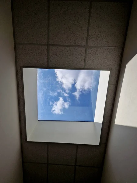 头顶上方是一个矩形的窗户 用自然光照亮整个大厅 窗户是一个矩形的天窗 墙是纯白的灰泥 — 图库照片