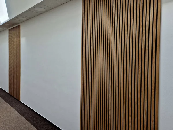Flur Bürostil Mit Teppichboden Und Getäfelten Vertikalen Latten Den Wänden — Stockfoto