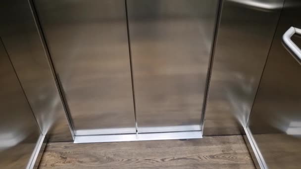 Interior Cabine Elevador Aço Inoxidável Com Piso Carvalho Madeira Painéis — Vídeo de Stock