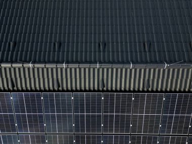 Fotovoltaik ev güneş panelleri sadece güneşli olduğunda çalışır. Kar ve düşük sıcaklıklarda performans katlanarak azalır. büyük silikon çatı ögeleri