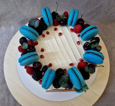 Makarna süslemeli kek ve hatta ön tarafında doğum günü çocuğunun adını ve doğum yılını belirlemek için oval badem ezmesi var.