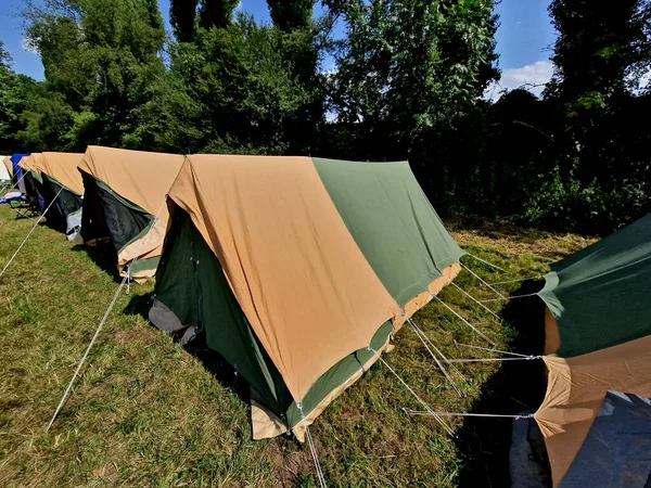 Kilka Namiotów Namiot Sprzętem Sportowym Namioty Dla Kierownika Kucharki Pani — Zdjęcie stockowe