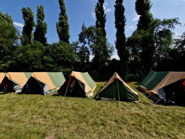 Birkaç çadır spor malzemesi olan bir çadır, yönetici ve bayan aşçılar için çadır. Çayırda kamp yapmak için uzun ve dayanıklı sığınaklar.