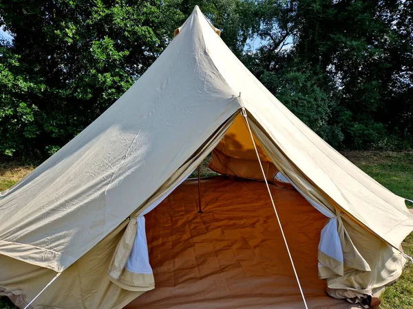 几个帐篷 一个装有运动器材的帐篷 一个供经理和女厨师用的帐篷 在草地上搭起耐用的帐篷 — 图库照片