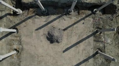 Endüstriyel üretim salonları, depolar ve lojistik nakliyatlar inşa ediliyor. Yuvarlak temel kuyularındaki beton sütunlar. Bugünün antik tapınağı. reklamcılık, ekolojik