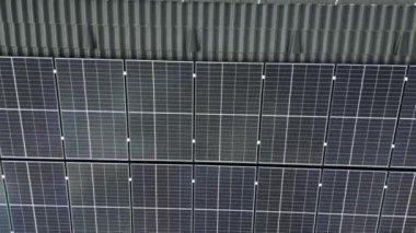 Fotovoltaik ev güneş panelleri sadece güneşli olduğunda çalışır. Kar ve düşük sıcaklıklarda performans katlanarak azalır. büyük silikon çatı elementleri, paratoner, iletken