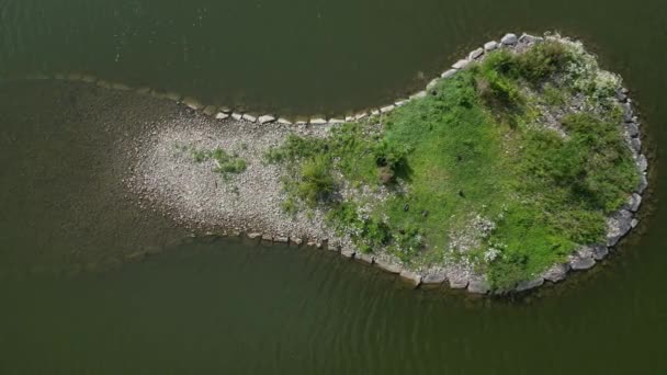 Suya Kademeli Bir Girişi Kayalık Bir Çıkıntısı Olan Yapay Adalar — Stok video