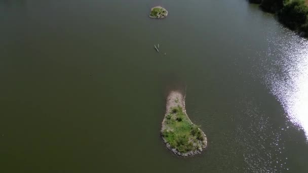 Suya Kademeli Bir Girişi Kayalık Bir Çıkıntısı Olan Yapay Adalar — Stok video