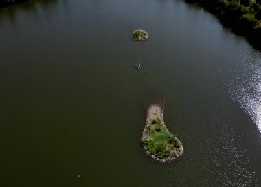 Suya kademeli bir girişi ve kayalık bir çıkıntısı olan yapay adalar inşa etmek. Sahilden ayrılmış bir yuva alanı çakıl ve çakıl taşlarında yuva yapan kuşlar için uygundur.