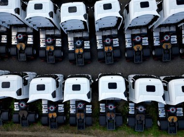 Araba satışları. Kamyon satıcılarının deposu dolu ve otoparkları açık. Ayrıca daha pahalı elektrikli arabalar da sunuyorlar. Sıra sıra yeni üretilmiş arabalar gümrük izni ve pazar bekliyor.