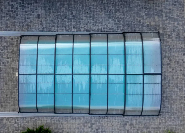 Πτυσσόμενη Οροφή Πισίνας Κάλυμμα Από Αλουμίνιο Και Plexiglass Τρέχει Ράγες — Φωτογραφία Αρχείου