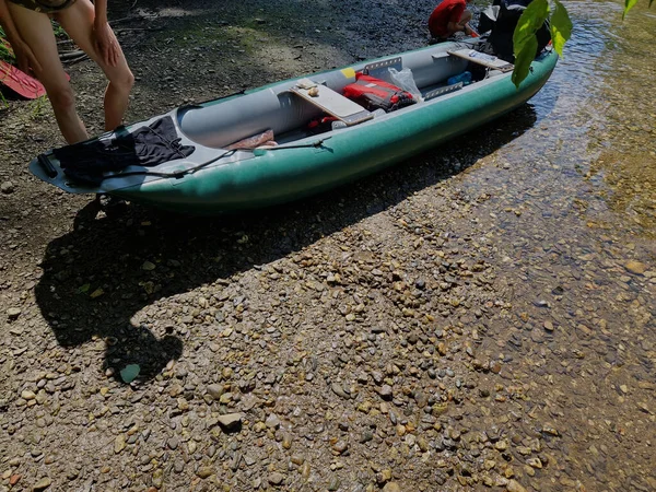 Auf Einem Kanu Floß Den Fluss Hinunter Schlauchboot Mit Paddeln — Stockfoto