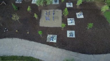 Form parkının egzersiz alanı manzarası. Zayıf bir rakamı korumak için yeni bir proje. Spor salonu kasları makinede. Hareket egzersizi. Koşmak ve esnemek. Yukarıda, sabah.