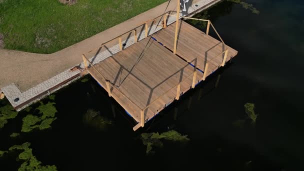 公园游客的码头 两步就到了 木板平台在水面上 有船坞的池塘 矩形的平面图 平台上没有栏杆 — 图库视频影像
