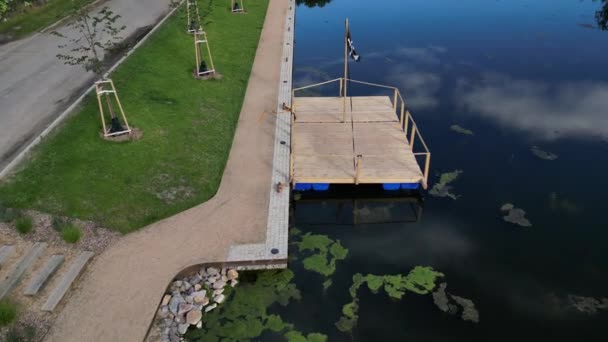 Pier Park Visitors Two Steps Lead Planks Terrace Water Pond — Stock Video