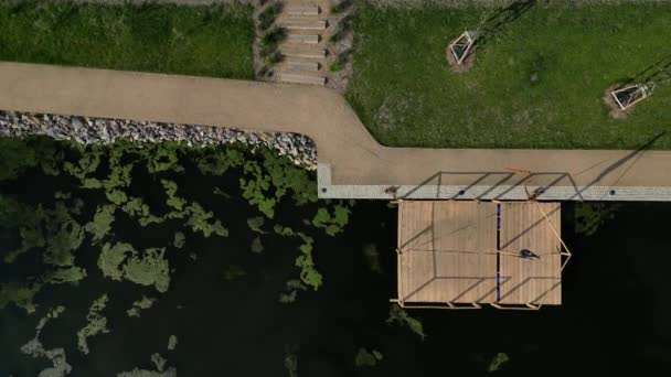 公园游客的码头 两步就到了 木板平台在水面上 有船坞的池塘 矩形的平面图 平台上没有栏杆 — 图库视频影像