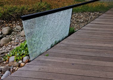 Köprüdeki parmaklıklar cam camlardan yapılmış. Biri zarar görmüş ve cam küçük parçalara ayrılmış. Ahşap saplı güvenlik pencere korkuluğu