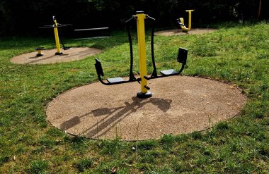 Form parkının egzersiz alanı manzarası. Zayıf bir rakamı korumak için yeni bir proje. Spor salonu kasları makinede. Hareket egzersizi. Koşmak ve esnemek. Yukarıda, sabah.