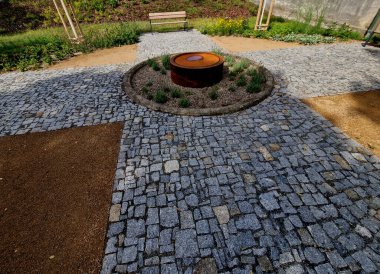 Çiçek tarlalarına daimi ağaç dikmek. Yıllık indirimler, çim biçme makinesinin biçtiği arazi dalgaları arasında kesilmiş çeşitli hilal ağaçlarıdır. Mavi, su çeşmesi, daire, su sıçratma.