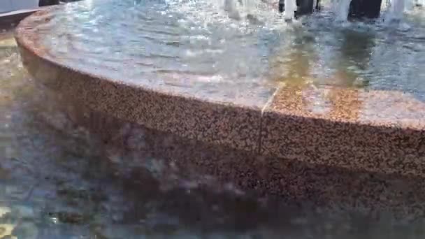 Pavimentazione Granito Quadrato Impilato Una Striscia Marciapiede Ragazzo Spruzzi Acqua — Video Stock