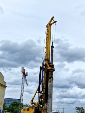 Boru sondajı ile sondaj kulesi temel sütunları sağlamlaştırmak ve toprağı gruplandırmak için delikler açar. Kablo pekiştirme ağ silindiri şekli, kurulum için hazır, paket, bagaj