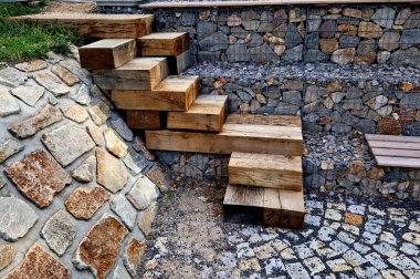 Barajdaki suyun dik girişini nasıl çözeriz? Meşe kirişleri üst üste istiflenmiş ve birbirine vidalanmış kaotik bir yönde. Gabion yamaçtan aşağı in.