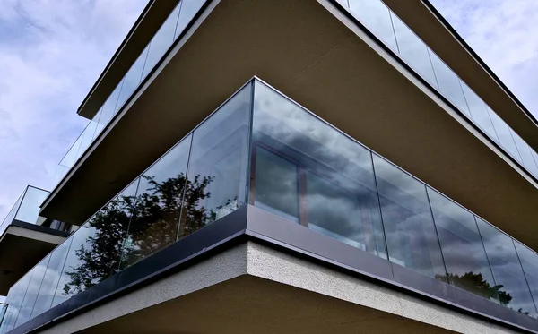 Corrimão Uma Casa Luxo Formada Por Painéis Vidro Fixados Com — Fotografia de Stock