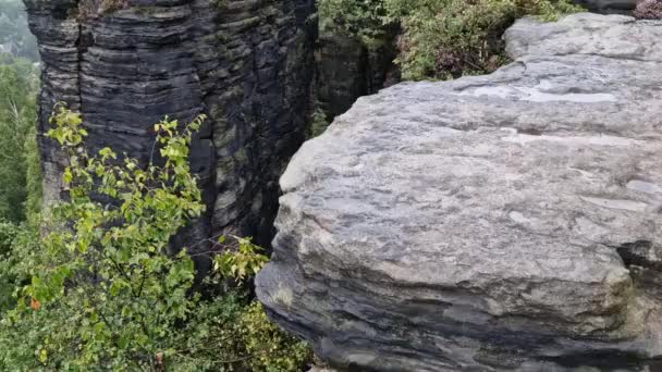 Menara Batu Terkikis Oleh Air Dan Angin Secara Bertahap Runtuh — Stok Video