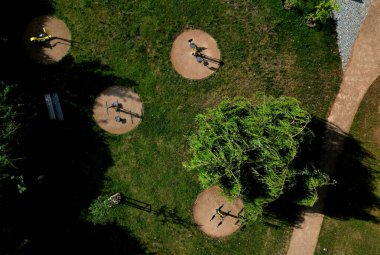 Form parkının egzersiz alanı manzarası. Zayıf bir rakamı korumak için yeni bir proje. Spor salonu kasları makinede. Hareket egzersizi. Koşmak ve esnemek. Yukarıda, sabah.