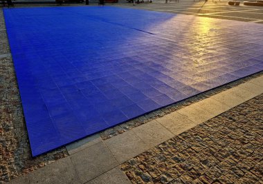 Yüzeyi delinmiş mavi plastik fayanslar açık havada dans topları ve etkinlikleri düzenlemek için düz bir yüzey görevi görürler. Yoga, karate ve turnuva gibi kitle sporları için egzersiz minderi