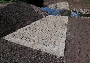 Toprak yol nehri geçen bir dereye çıkıyor ve sel yolu geçilemez olduğunda da devam ediyor. Su kaynaklarının yenilenmesi ve arazilerin dolambaçlı yoldan boşaltılması. 