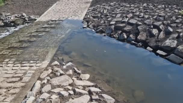 Toprak Yol Nehri Geçen Bir Dereye Çıkıyor Sel Yolu Geçilemez — Stok video